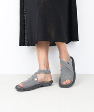 Lade das Bild in den Galerie-Viewer, Trippen REASON