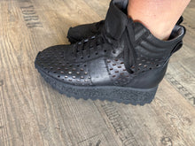 Lade das Bild in den Galerie-Viewer, Lofina Sommer Sneaker