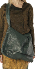 Lade das Bild in den Galerie-Viewer, Rundholz Ledertasche