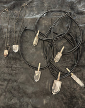 Lade das Bild in den Galerie-Viewer, DARKGEM Kette Bergkristall mit Kreuz