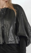 Lade das Bild in den Galerie-Viewer, Rundholz Ledercape