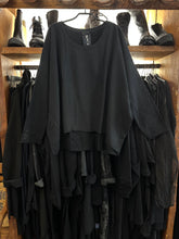 Lade das Bild in den Galerie-Viewer, Black by K&M Sweatpulli