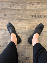 Lade das Bild in den Galerie-Viewer, Sort Aarhus Slipper / Latschis