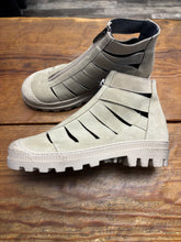 Lade das Bild in den Galerie-Viewer, Lofina Muster Boots