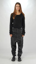 Lade das Bild in den Galerie-Viewer, Rundholz gewachste Jeanshose
