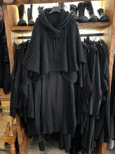 Lade das Bild in den Galerie-Viewer, Studio b3 Strickhoodie POOH