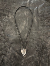 Lade das Bild in den Galerie-Viewer, DARKGEM Lederkette Bergkristall
