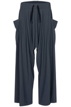 Lade das Bild in den Galerie-Viewer, Zeitlos by Luana Hose