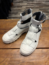 Lade das Bild in den Galerie-Viewer, Lofina Muster Boots