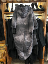 Lade das Bild in den Galerie-Viewer, Sanctamuerte Mantel Print