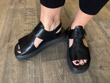 Lade das Bild in den Galerie-Viewer, MoMA Sandale