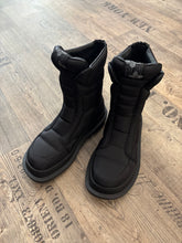 Lade das Bild in den Galerie-Viewer, Rundholz Black Label Boots