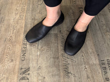 Lade das Bild in den Galerie-Viewer, Sort Aarhus Slipper / Latschis