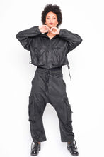 Lade das Bild in den Galerie-Viewer, Black by K&M Gewachste Hoodie Jacke