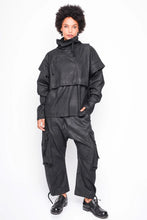 Lade das Bild in den Galerie-Viewer, Black by K&M gewachster Windbreaker