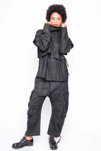 Lade das Bild in den Galerie-Viewer, Black by K&M gewachster Windbreaker