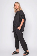 Lade das Bild in den Galerie-Viewer, Black by K&M Leinenbluse