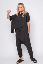 Lade das Bild in den Galerie-Viewer, Black by K&M Leinenbluse