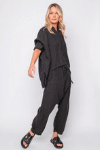 Lade das Bild in den Galerie-Viewer, Black by K&M Leinenbluse