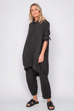 Lade das Bild in den Galerie-Viewer, Black by K&M Leinenbluse