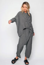 Lade das Bild in den Galerie-Viewer, Black by K&M Leinenbluse