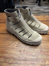 Lade das Bild in den Galerie-Viewer, Lofina Muster Boots