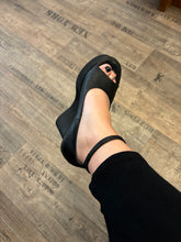 Lade das Bild in den Galerie-Viewer, Sort Aarhus Sandale mit Keilabsatz
