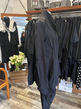 Lade das Bild in den Galerie-Viewer, Rundholz Black Label Jacke