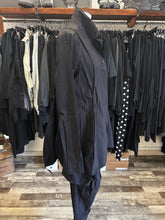 Lade das Bild in den Galerie-Viewer, Rundholz Black Label Jacke