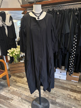 Lade das Bild in den Galerie-Viewer, Rundholz Black Label tulpiges Mantelkleid