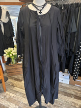 Lade das Bild in den Galerie-Viewer, Rundholz Black Label tulpiges Mantelkleid