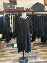 Lade das Bild in den Galerie-Viewer, Rundholz Black Label tulpiges Mantelkleid