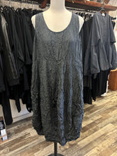 Lade das Bild in den Galerie-Viewer, Privatsachen Seidenkleid Lichtknitt