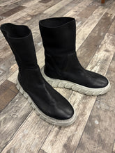Lade das Bild in den Galerie-Viewer, Lofina Muster Boots