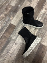 Lade das Bild in den Galerie-Viewer, Lofina Muster Boots