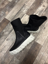 Lade das Bild in den Galerie-Viewer, Lofina Muster Boots