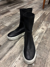 Lade das Bild in den Galerie-Viewer, Lofina Muster Boots