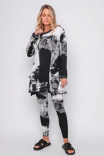 Lade das Bild in den Galerie-Viewer, Black by K&M Legging there is something in the air tonight