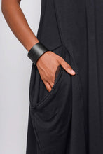 Lade das Bild in den Galerie-Viewer, Black by K&M Kleid there is something in your Eyes