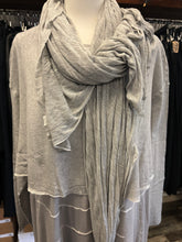 Lade das Bild in den Galerie-Viewer, Transit handgefärbter Schal