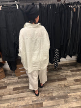 Lade das Bild in den Galerie-Viewer, Rundholz Black Label Leinenbluse
