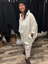 Lade das Bild in den Galerie-Viewer, Rundholz Black Label Leinenbluse