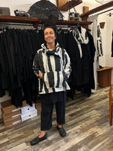 Lade das Bild in den Galerie-Viewer, ABSOLUT Streifen Hoodie