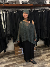 Lade das Bild in den Galerie-Viewer, Rundholz Dip Seidenstrick Pulli