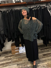 Lade das Bild in den Galerie-Viewer, Rundholz Dip Seidenstrick Pulli