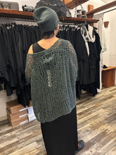 Lade das Bild in den Galerie-Viewer, Rundholz Dip Seidenstrick Pulli