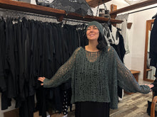 Lade das Bild in den Galerie-Viewer, Rundholz Dip Seidenstrick Pulli