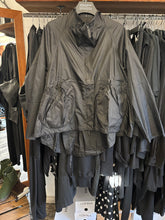 Lade das Bild in den Galerie-Viewer, Rundholz Black Label Jacke