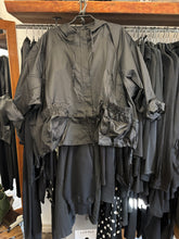 Lade das Bild in den Galerie-Viewer, Rundholz Black Label Regenjacke
