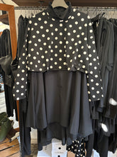 Lade das Bild in den Galerie-Viewer, PLÜ Snuggle Shirt Black Dots